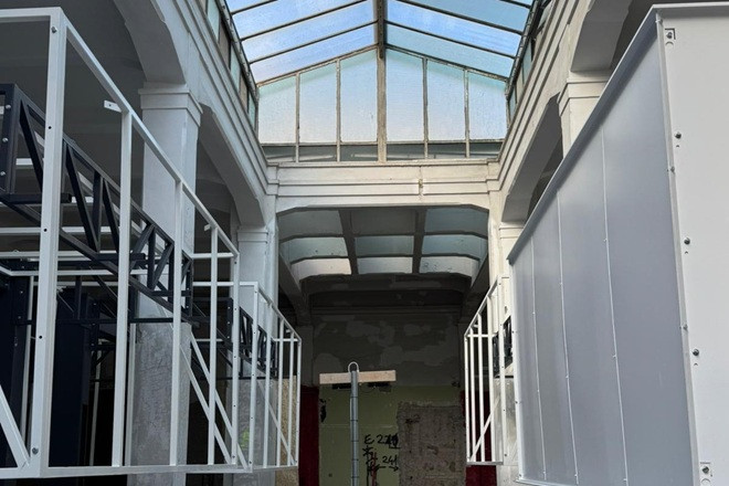 Nuovo mercato dell'Unità: arrivati i primi box luminosi